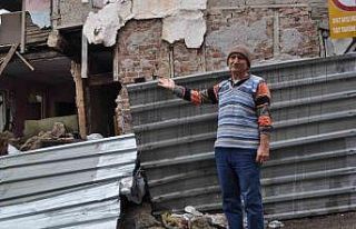 Duvarları çöken tarihi bina tehlike saçıyor