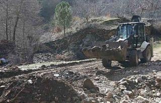 Efeler Belediyesi, yağış nedeniyle kapanan yollara...