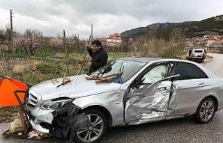 Eğirdir’de kontrolden çıkan otomobil meyve tezgahına...