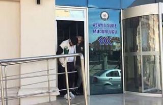 Eğlence merkezinden çıkan genç, kapı açma tartışmasında...