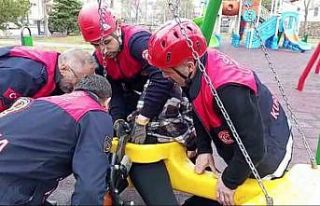 Eğlenmek için bindiği salıncak adeta kabusu oldu