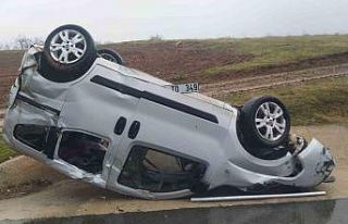 Elazığ’da hafif ticari araç takla attı: 3 yaralı