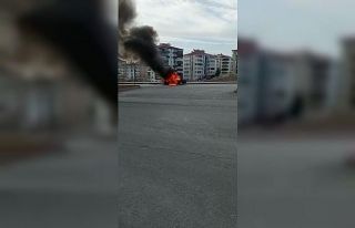 Elazığ’da otomobil alev alev yandı