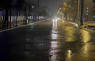 Elazığ’da sağanak etkili oldu, yollar göle döndü