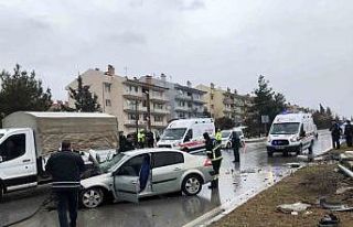 Elektrik direğine çarpan araçtaki 5 kişi yaralandı