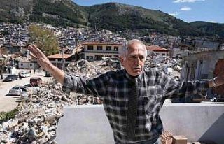 Emekli müdür, 45 yıldır çıkarmadığı kravatıyla...