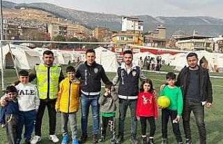 Emetli polis memurları Kahramanmaraş’ta depremzede...