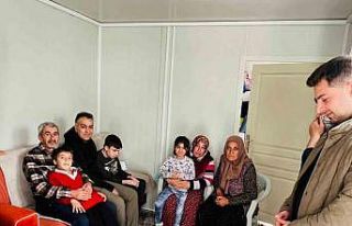 Engelli depremzede çocuktan Vali Çağatay’a çay...