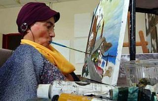 Engelli kadın ağzıyla depremzedeler için resim...