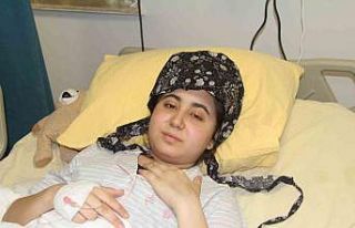 Enkaz altında 8 yaşındaki oğlunu emzirerek susuzluğunu...