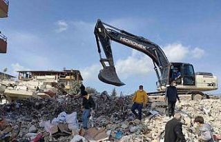 Enkaz arasında milyonluk ürünlerini aradılar