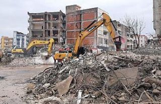 Enkaz kaldırma çalışmaları yağmura rağmen devam...