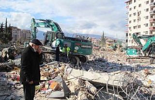 Enkazda hatıra arayan yaşlı adam: "Şu enkazla,...