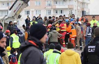 Enkazdan 106 saat sonra sağ çıkarılan Elif ilk...