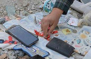 Enkazdan çıkan ziynet eşyaları, ölenlerin yakınlarına...