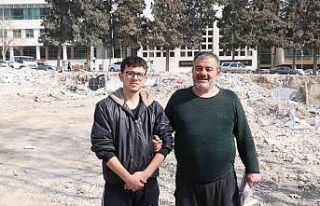 Enkazların üzerinde hatıralarını arıyorlar