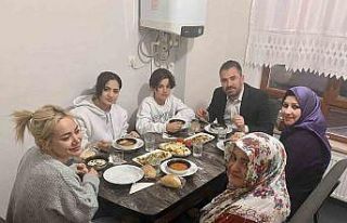 Ertuğrul Başkan iftarda depremzede aileye misafir...