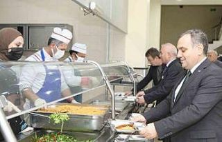 ERÜ Rektörü Altun, Öğrencilerle İftar Yaptı