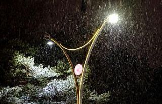 Erzincan güne karla uyandı