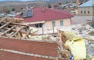 Erzincan’da fırtına sonrası oluşan hortum çatıları...