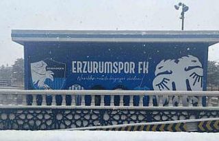 Erzurum’da kar yağışı çevreyi beyaza bürüdü
