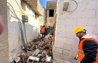 Eski Urfa sokaklarındaki molozlar kaldırılıyor