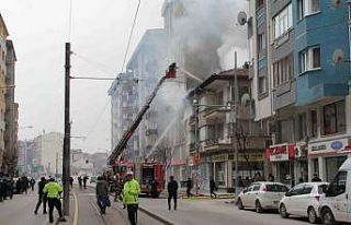 Eskişehir’de 2 katlı binada çıkan yangın paniğe...
