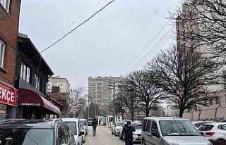 Eskişehir’de aniden bastıran kar yağışı etkili...