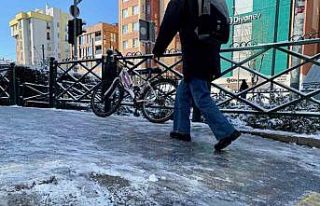 Eskişehir’de cadde ve sokaklar adeta buz pistine...