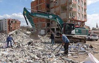 Esnaf, yıkılan iş yerlerinden malzemelerini kurtarmaya...