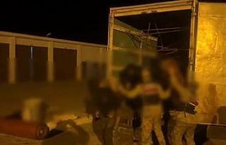 ‘Ev eşyası var’ denilen kamyonda 60 göçmen...