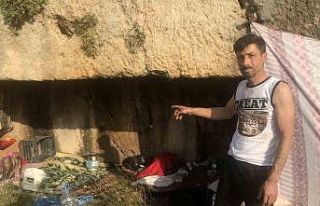 Evi yıkılan depremzede mağarada yaşıyor