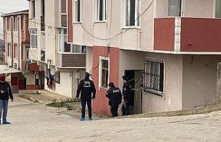 Evinde silahla başından vurulmuş halde bulundu