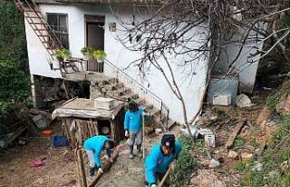Evinin önüne yol yapılan engelli Hüseyin amca,...