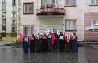 Evlat nöbetindeki ailelerden CHP ile HDP’nin el...