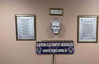 Evlerden çaldıkları malzemeleri çadırda istifleyen...