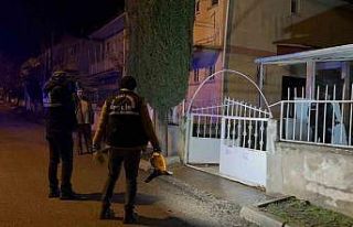 Evlerinin önünde silahlı saldırıya uğrayan 2...