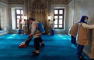 Eyüpsultan Cami ve meydanı gül suyu ile yıkandı