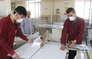 Fabrika işçileri değil lise öğrencileri