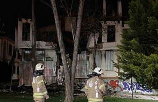 Fatih’te 4 ay önce yanan tarihi metruk bina kısmen...