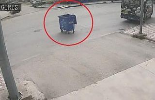 Fırtınanın savurduğu çöp konteyneri caddede...