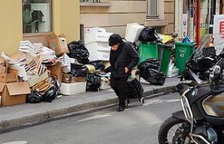 Fransa’da kaldırımlar çöple doldu, yayalar araç...