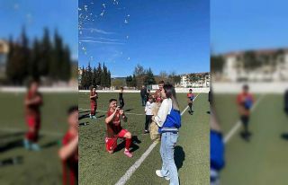 Futbolcudan kız arkadaşına sürpriz teklif