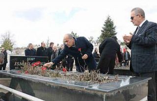 Gazeteci İsmail Güneş kabri başında anıldı