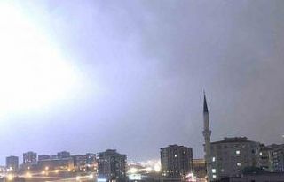 Gaziantep’te şiddetli dolu yağışı kenti beyaza...