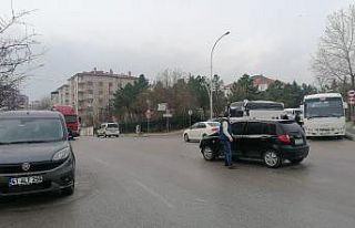 Gebze’de otomobil ile hafif ticari araç çarpıştı:...