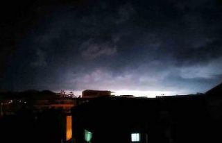 Gece boyu çakan şimşek gökyüzünü aydınlattı