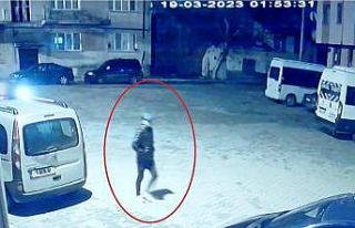 Gece vakti araçların lastiklerini kesen şahsı...