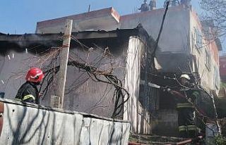 Gecekonduda korkutan yangın