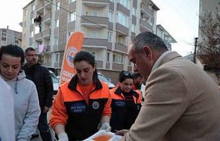 Gemlik Belediyesi binlerce kişiye iftar veriyor